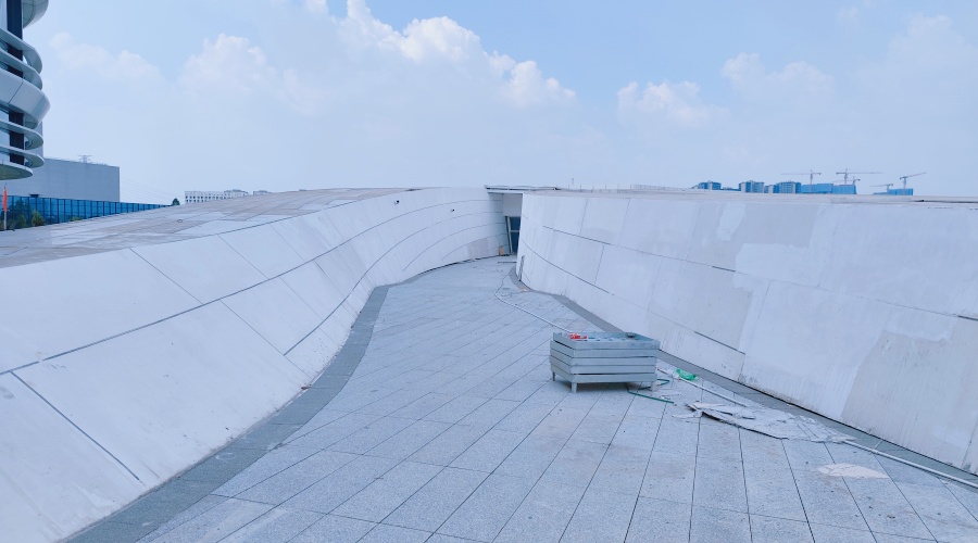 東莞大灣區(qū)大學GRC幕墻板火熱施工中